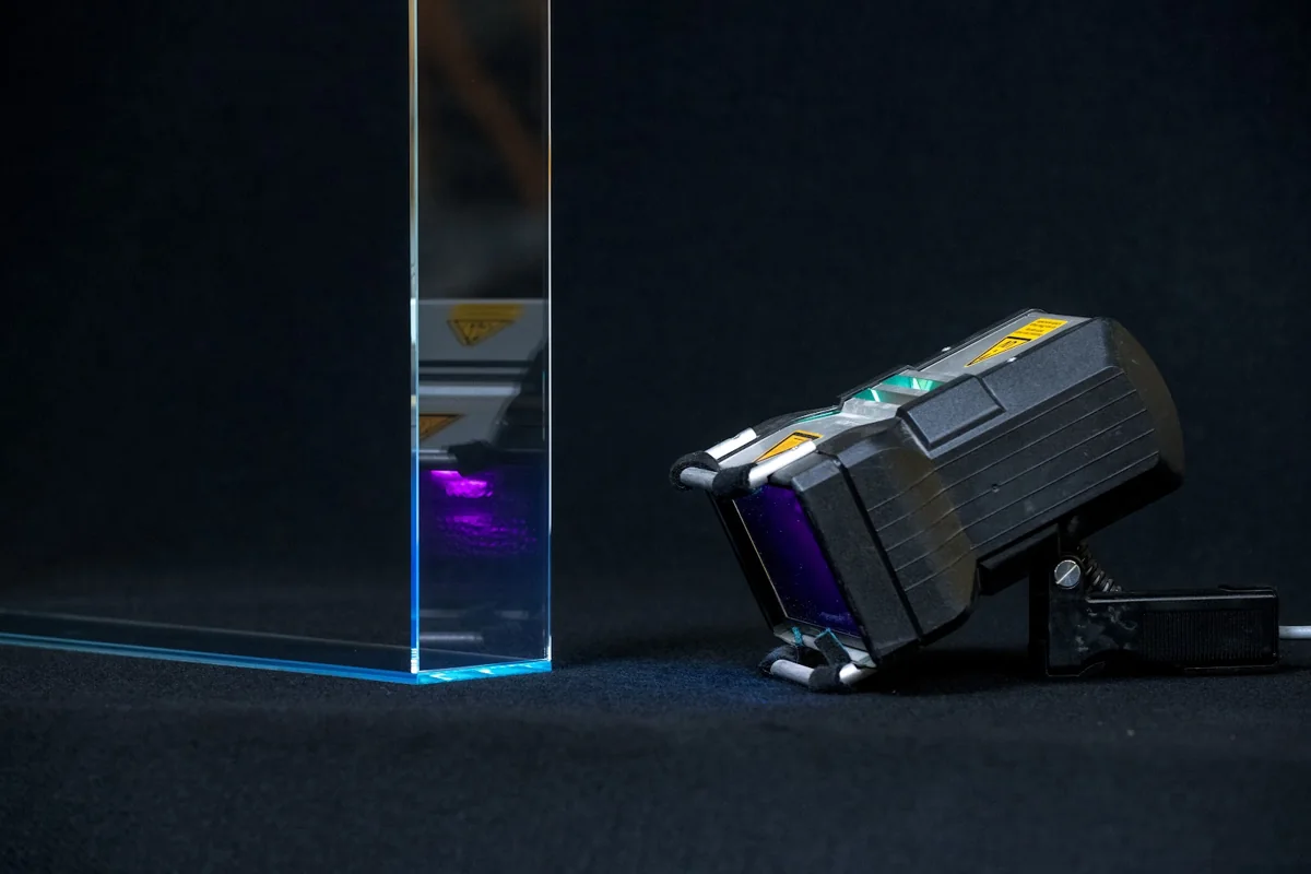 Łączenie elementów przy użyciu UV — Zwaka Glass