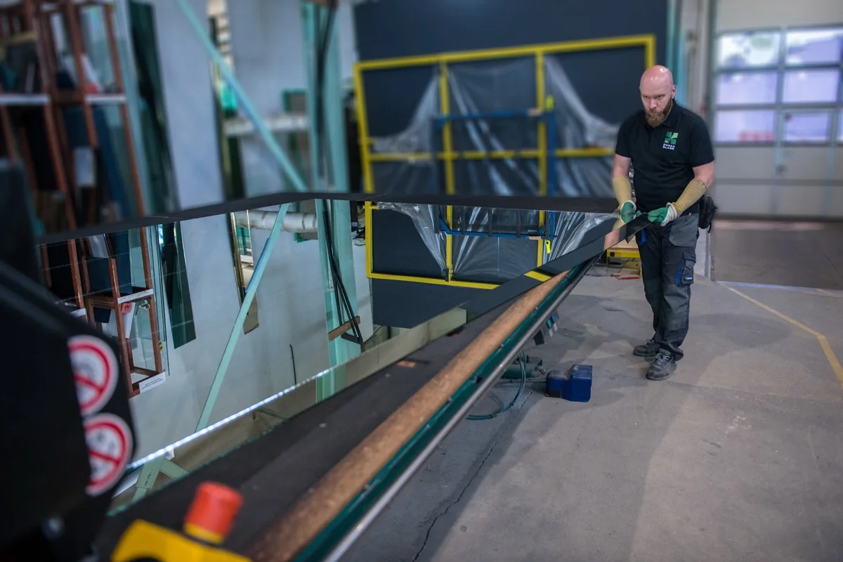 Rozkrój przy stole produkcyjnym — Zwaka Glass