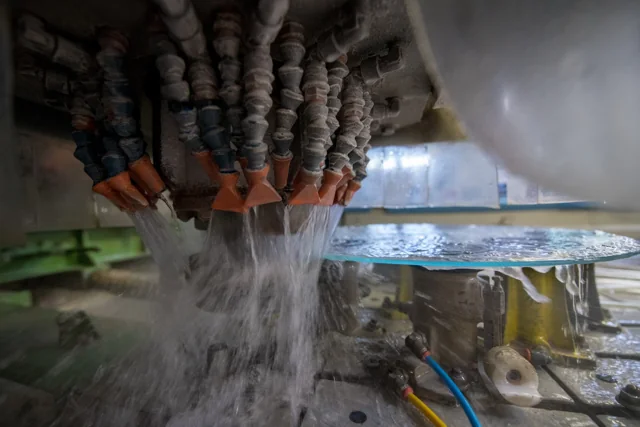 Obróbka detalu na maszynie CNC — Zwaka Glass