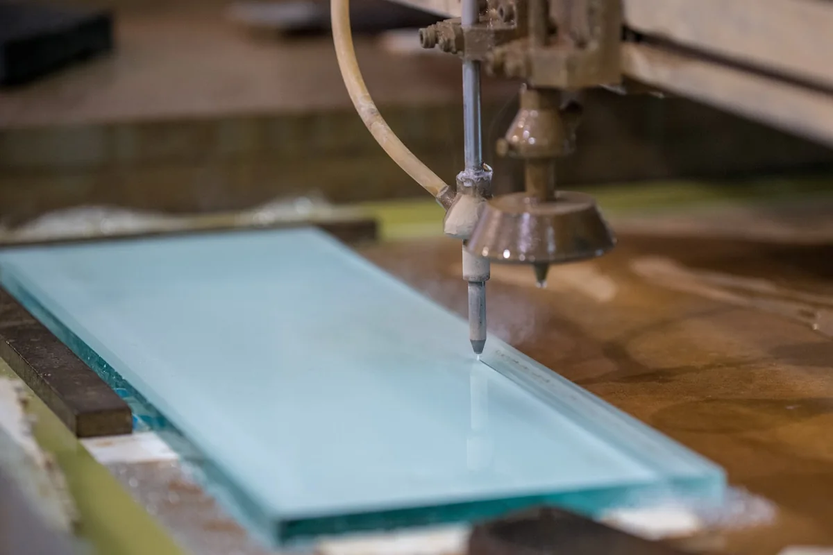 Cięcie wodą na stole roboczym — Zwaka Glass