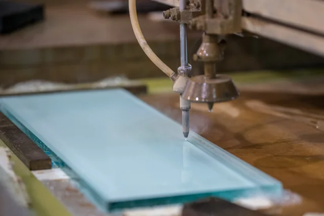 Cięcie wodą na stole roboczym — Zwaka Glass
